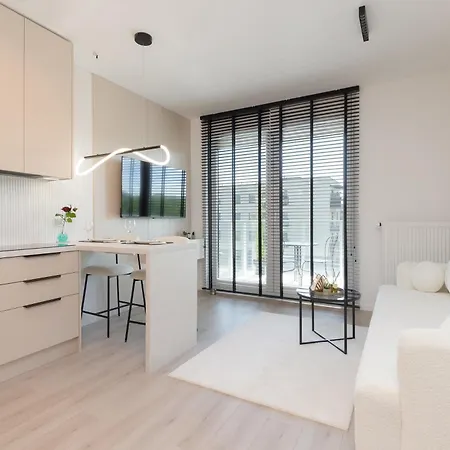 Modern In With Parking And Balcony By Renters Appartement *