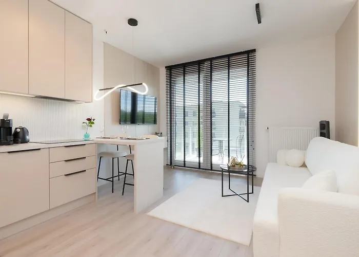 Modern In With Parking And Balcony By Renters Appartamento *